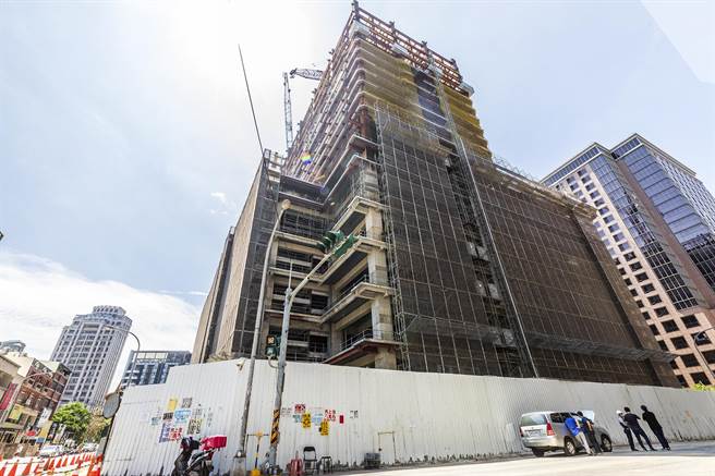 丰采520建案工地天坑事件，县府成立专案单一窗口，随时公布处理讯息。（罗浚滨摄）