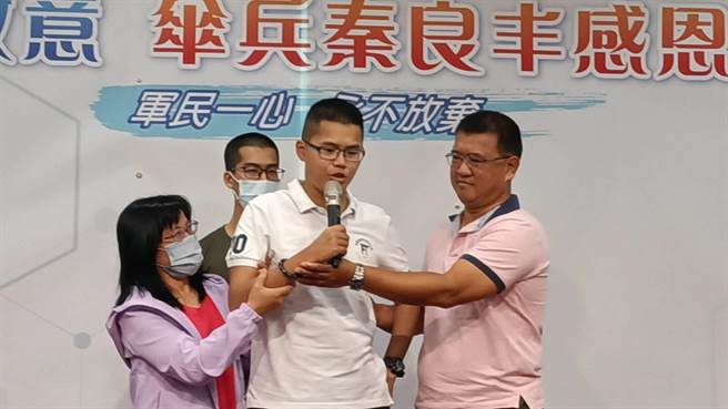 伞兵秦良丰9日回到童综合医院，内心百感交集，他说，自己很感动。（陈淑娥摄）