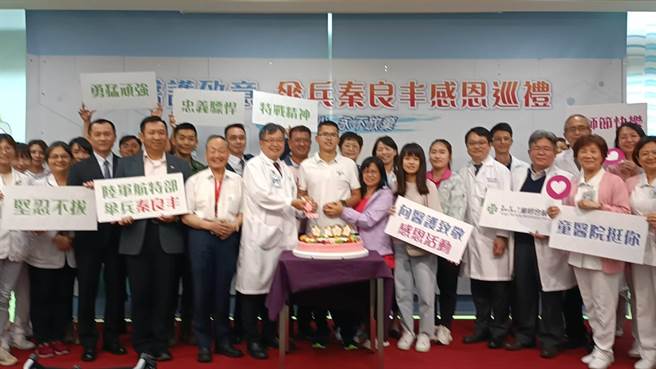 伞兵秦良丰9日回到童综合医院，内心百感交集，他说，自己很感动。（陈淑娥摄）