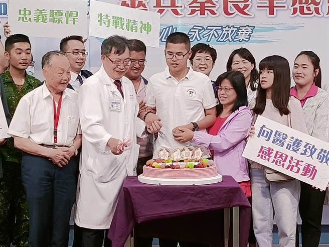 伞兵秦良丰9日回到童综合医院，内心百感交集，他说，自己很感动。（陈淑娥摄）