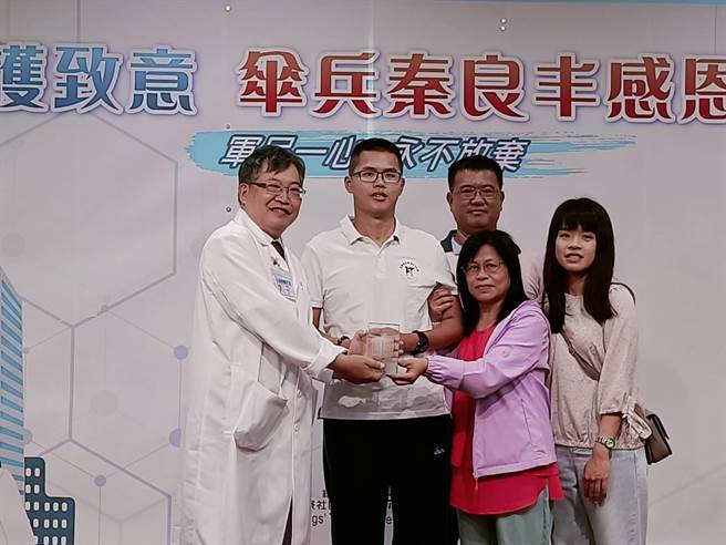 伞兵秦良丰9日回到童综合医院感谢医疗团队的抢救。（陈淑娥摄）