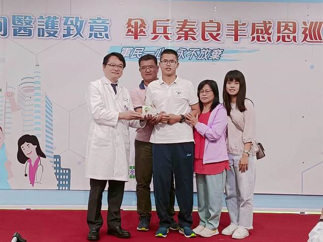伞兵秦良丰9日回到童综合医院感谢医疗团队的抢救。（陈淑娥摄）