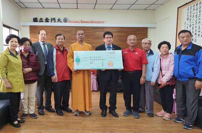金门县佛教弘法基金会昨至金门大学捐赠新台币60万元，以做为弱势学生助学金所用。(图／金门大学提供)