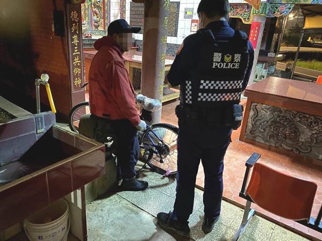 新北市莺歌区一名50岁简姓男子骑单车赴桃园，流浪19天，昨晚被大园警方寻获。（翻摄照片／蔡明亘桃园传真）