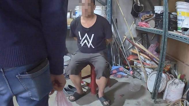 桃园市35岁汤姓男子因涉嫌毒品及诈欺案件遭发布4案通缉，为了逃避警方查缉，他躲在工地担任水泥工，甚至自愿下班后住在工地留守，但仍被警察逮捕。（翻摄照片）