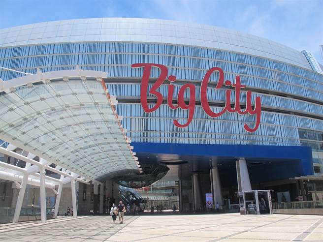 车主将宾士车停放在巨城VIP停车场，停车时却忘记锁门，车内的50万现金不翼而飞。（王惠慧摄）