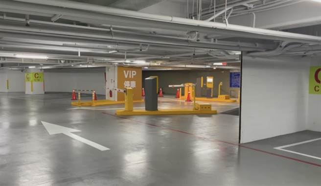 巨城的VIP专属停车区，与一般停车楼层相比，美观且明亮。（王惠慧摄）