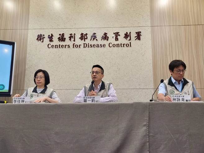疾病管制署发言人罗一钧（中）今天说明，北市疑似食用进口莓果感染A型肝炎个案，复验结果为阴性。（林周义摄）