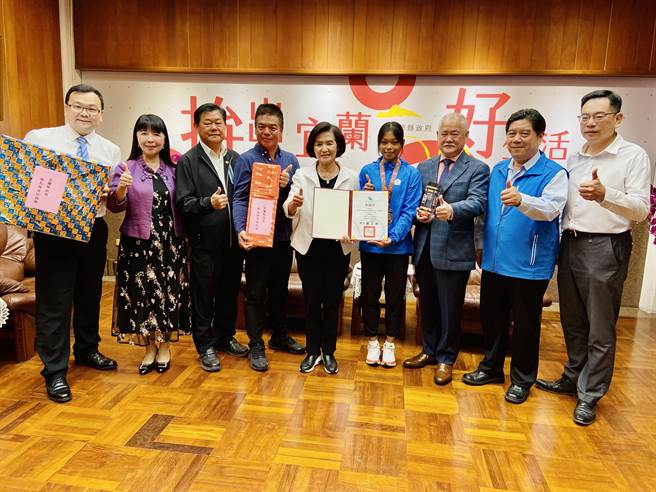 宜兰县长林姿妙（左5）今特地在县长会客室给予陈洁安（右4）表扬及勉励，并大讚「宜兰囝仔劲厉害」。（吴佩蓉摄）