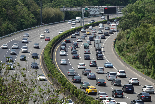 每逢连假或连假结束，国道总是会涌现车潮。（资料照片/黄世麒摄）