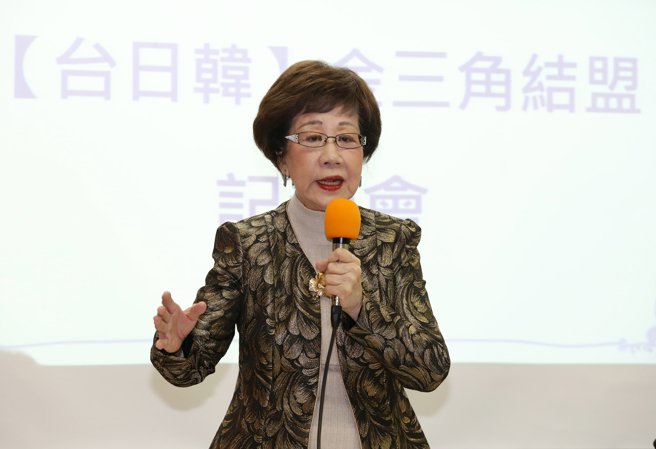 前副总统吕秀莲（图）9日举行记者会，号召爱好和平的各界人士，共同支持「台日韩金三角」结盟。（刘宗龙摄）