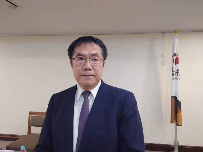 面对台南3岁女童昨天过马路却不幸遭撞身亡，市长黄伟哲表达难过心情。（曹婷婷摄）