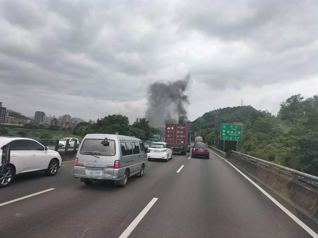 ▲国道一号远方就可见火烧车的浓浓黑烟。（基隆市消防局提供／徐佑升基隆传真）