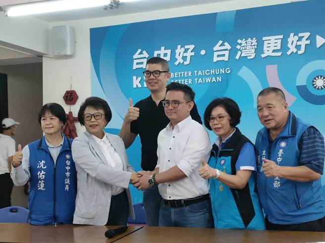 国民党前立委沈智慧9日由国民党副主席连胜文陪同，宣布退出中五立委初选，该选区确定提名现任议员黄健豪，迎战现任立委庄竞程。（潘虹恩摄）