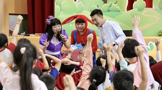 立委江启臣结合公益传播基金会，邀请「海波儿童剧团」前进南阳国小演出。（陈淑娥摄）