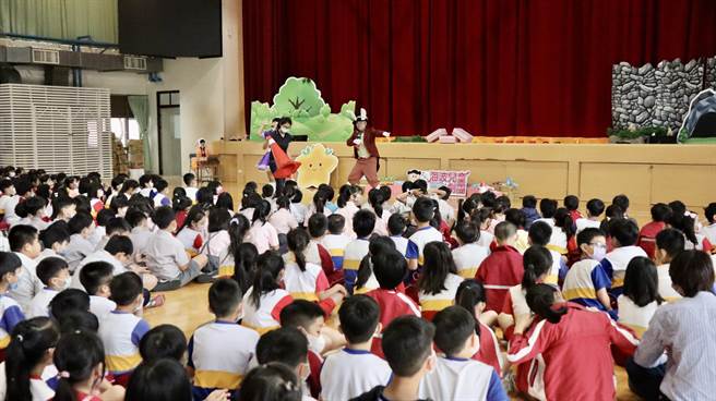 立委江启臣结合公益传播基金会，邀请「海波儿童剧团」前进南阳国小演出。（陈淑娥摄）