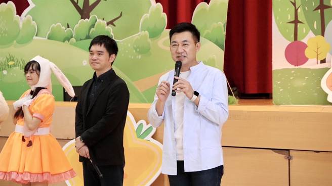 立委江启臣结合公益传播基金会，邀请「海波儿童剧团」前进南阳国小演出。（陈淑娥摄）