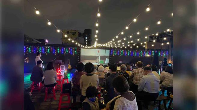 连云建筑为住户拍摄纪录片留下在旧居最后的珍贵回忆，并于房屋拆除前夕于原址屋顶举办老屋惜别音乐会。图片来源：连云建设提供
