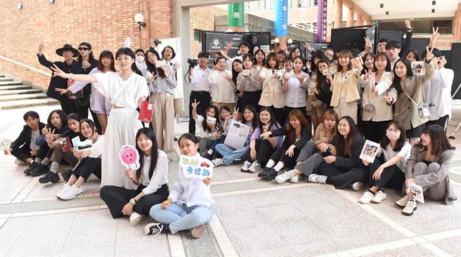 静宜大眾传播学系第15届毕业成果展「ISO_BARｘ举杯绽放」，由静宜校内场揭开序幕！（静宜大学提供）