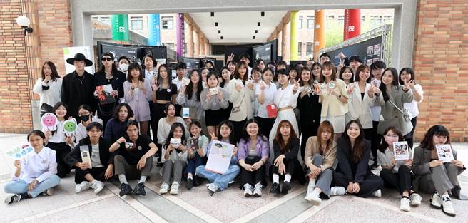 静宜大传系第15届毕业成果展呈现学生的创意及专业，期盼带给社会更多正向能量与善的循环。（静宜大学提供）