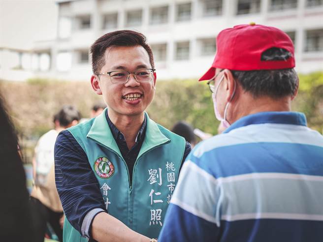 杨家俍自揭犯儿少法退选，初选对手刘仁照感到错愕。（翻摄照片／吕筱蝉桃园传真）