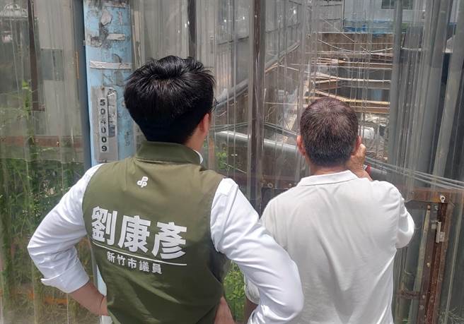 竹北「天坑」恐上演竹市版？新竹市议员刘康彦表示，新竹市北区1处建案近来正在打桩，由于临路深挖，且只与隔壁邻房相距1条两米的小巷道，目前路面已出现微幅下陷。（刘康彦提供／陈育贤新竹传真）