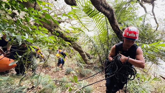中山大学6名学生9日上午跑到柴山西侧军事管制区探险，疑似天雨路滑，6人不慎滚落边坡，2名21岁男、女学生头部受创、动弹不得，伙伴只好紧急报警求助。消防局获报后联合陆战队、国家自然公园管理处、保七总队前往救援，成功将人送医抢救，军方也当场开出红单。（民眾提供）
