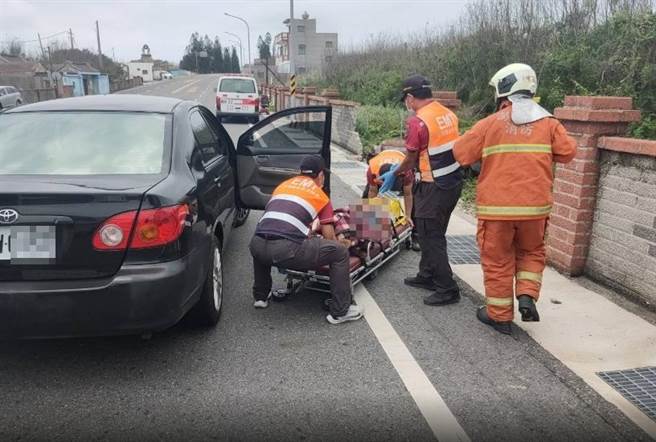 才从马公拿药要回家的吕翁撞上路边围墙后，又被警消抬上救护车送到医院。澎湖县消防局提供／许逸民澎湖传真