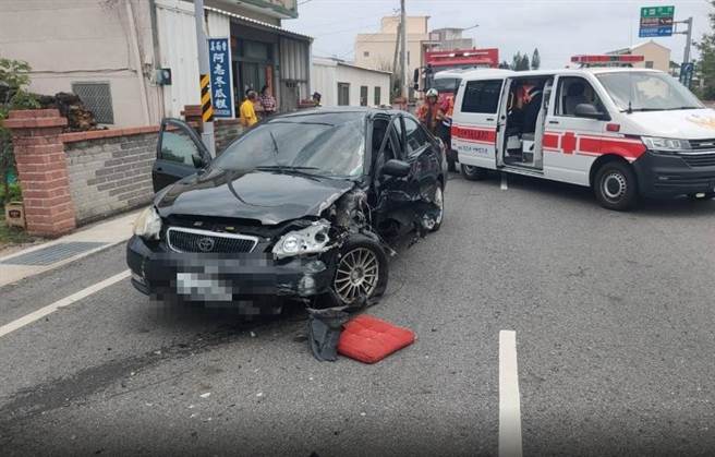 吕翁独驾车撞上路边围墙，车体左侧毁损。澎湖县消防局提供／许逸民澎湖传真