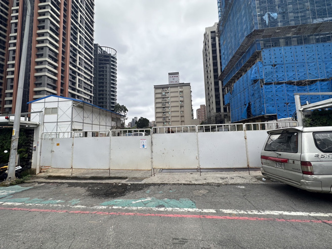 新北市林口区忠孝路上的工地8日发生工安意外，一名工人于1楼失足坠落地下3楼，经送医抢救仍宣告不治。（黄敬文翻摄）