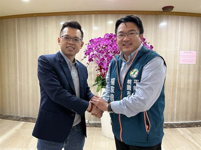 民调出炉时，刘仁照(左)展现君子风度祝福杨家俍(右)。(蔡依珍摄)