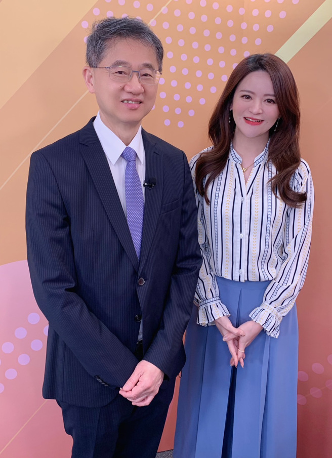 台湾运彩总经理林博泰（左）上时来运转节目，与主持人尉迟佩玉谈运彩眉角。（林胜发摄）