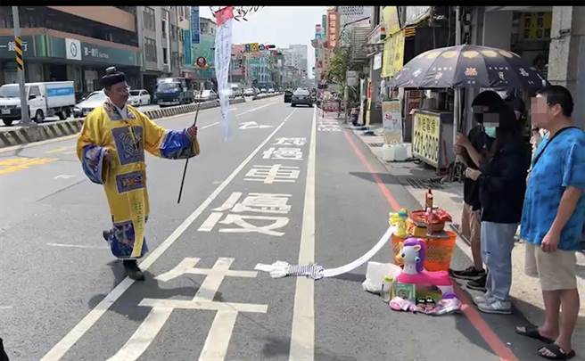 3岁女童在台南市北区忠义路、成功路口被汽车撞死，家人偕道士回到车祸现场招魂。（洪荣志摄）