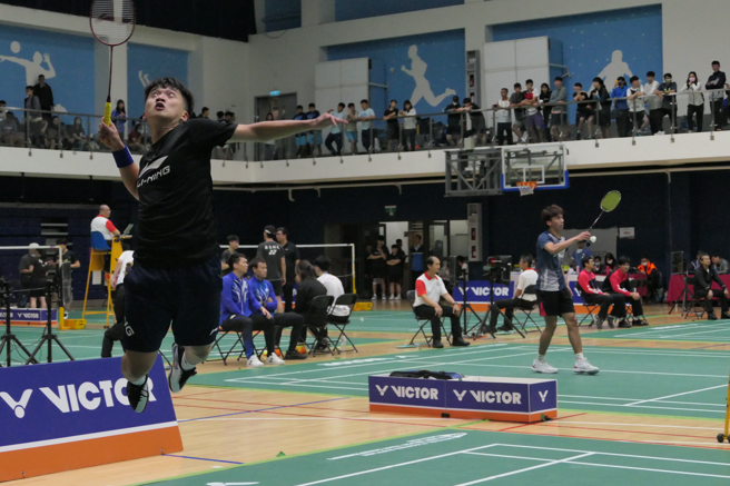全大运羽球选手腾空扣杀，震撼声响彻中原大学体育馆。(醒吾科大提供)
