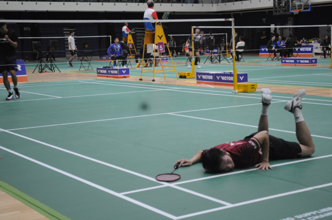 为争取校誉，全大运羽球选手频频上演扑救美技，图为清大选手奋不顾身扑地救球。(醒吾科大提供)