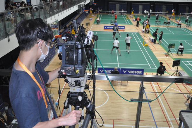 全大运羽球赛由醒吾科技大学新媒体传播系转播，同学专业运镜捕捉每个精彩画面。(醒吾科大提供)
 
