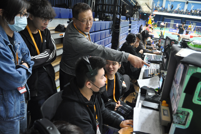 全大运羽球赛醒吾新媒系转播团队，由唐永孝老师(右后立者)领军，现场专业指导转播。(醒吾科大提供)

