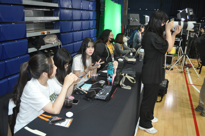 醒吾科技大学新媒体传播系转播团队，特别设置专业社群小编，随时推播球赛最新赛况。(醒吾科大提供)