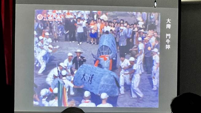 影像記錄當時的進香盛況、街景等，以及已消失的文武陣頭。（張毓翎攝）