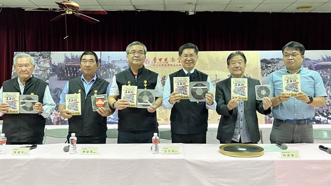 廟方9日邀請參加修復的單位及研究學者，發表8毫米電影膠片精彩片段。（張毓翎攝）
