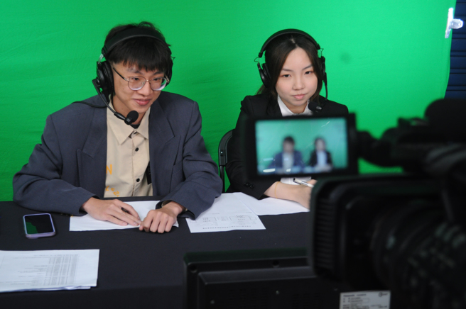 醒吾科大新媒系两主播舒士凡(左)、李佩洁，展现体育主播专业与敬业态度。(醒吾科大提供)