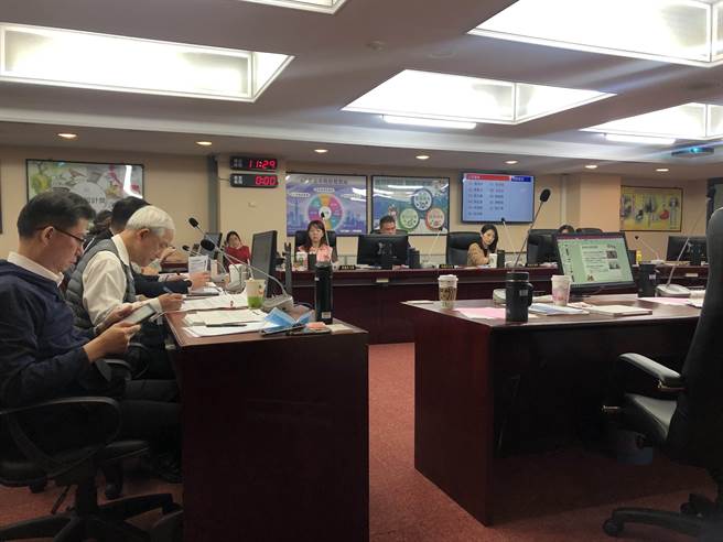 台北市议员林延凤在财建委员会上指出，产发局新创交流活动中，竟以精品发表会、手游广告拍摄等充数，质疑是灌水。（张芷瑜摄）