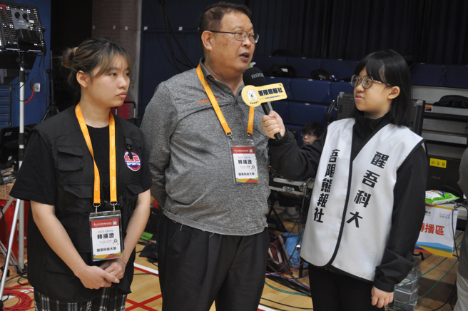 醒吾科大吾限熊报社记者张芝榕(右起)，专访新媒系转播团队指导老师唐永孝及导播江亚柔。(醒吾科大提供)