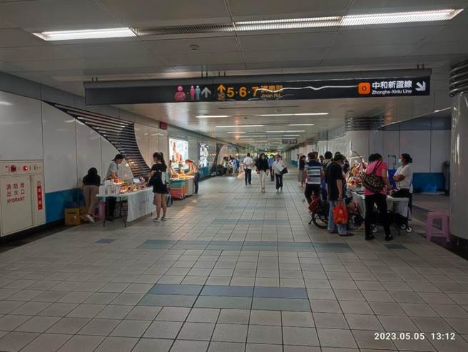 民进党台北市议员许淑华担忧，捷运忠孝新生站付费区内设有摊位，且该站人流多，如发生紧急状况恐有公安疑虑。（台北市议员许淑华办公室提供／刘彦宜台北报导）