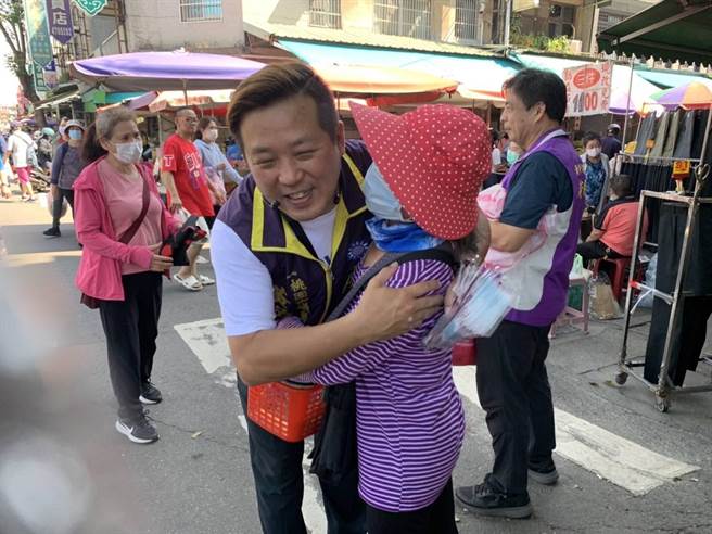 参与初选的市议员黄敬平对杨家俍退选发表看法。（翻摄照片／吕筱蝉桃园传真）