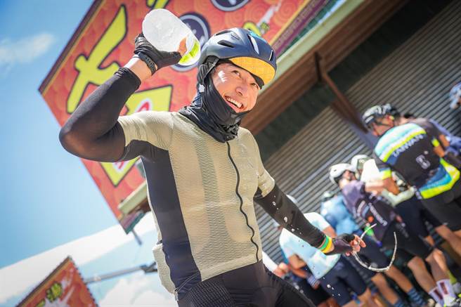 今年「英友达环屏东自行车挑战」迈入第3年，2天共骑271公里、总爬升高达1153公尺，艺人杨一展不仅参与其中，还二度公益陪骑30公里。（台湾铁人三项提供／谢佳潾屏东传真）