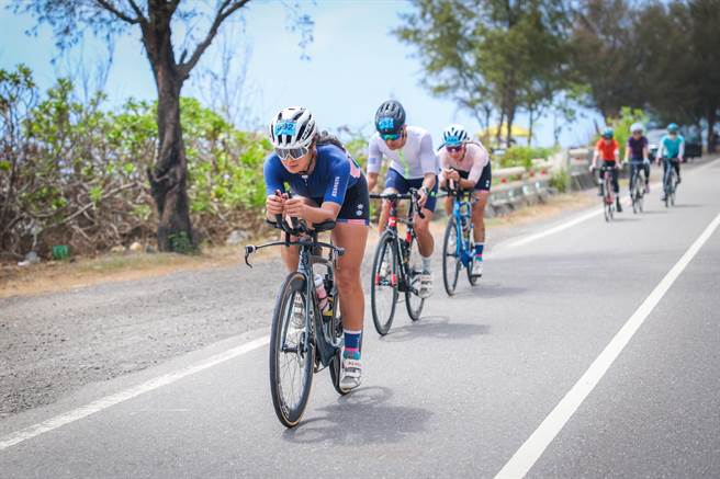 今年「英友达环屏东自行车挑战」迈入第3年，日前热血开骑，从大鹏湾骑到垦丁、旭海再骑回大鹏湾，2天共骑271公里、总爬升高达1153公尺。（台湾铁人三项提供／谢佳潾屏东传真）