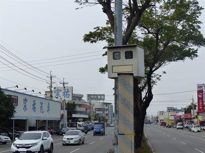 彰化县警局编列预算，下半年将再增加20组多功能固定杆设备。（警方提供／ 孙英哲彰化传真）