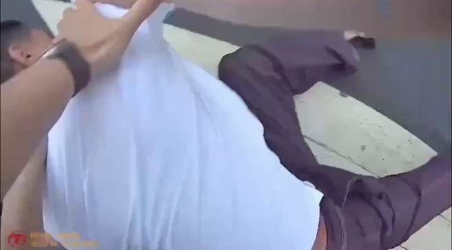 高雄许姓男子因酒后肇事，与对方口角后互殴，警方获报到场将其压制在地。（翻摄照片／崔正纲高雄传真）