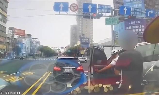 高雄许姓男子因酒后肇事，心虚想逃逸遭计程车驾驶拦下。（翻摄照片／崔正纲高雄传真）